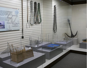 근대화시대 때 이용했던 기구등을 전시한 모습