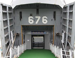 진포 해양테마 공원(위봉함) 배내부로 들어가는 입구